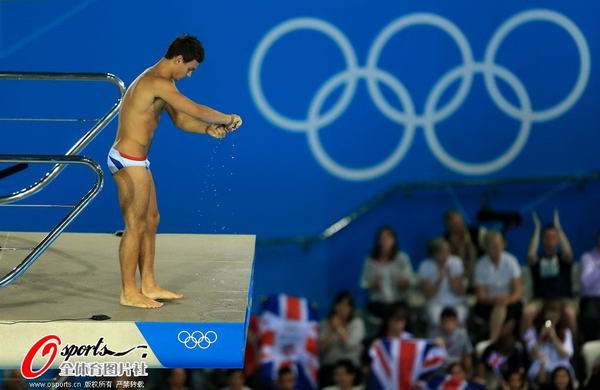 奥运图:男子10米台预赛 戴利准备跳水