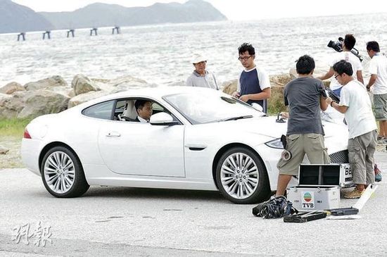 被封为"无敌帅"的飞机师张智霖10日战车出动,驾着白色jaguar跑车,与