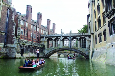 牛津剑桥学生为何互骂? 只因百年的赛艇恩仇录