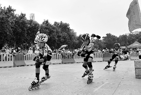 8月11日，“铁骑兵团杯”河南省第四届轮滑锦标赛在南阳开赛。来自郑州、洛阳、焦作、许昌等18个地市的580名轮滑运动员参加激烈的角逐。