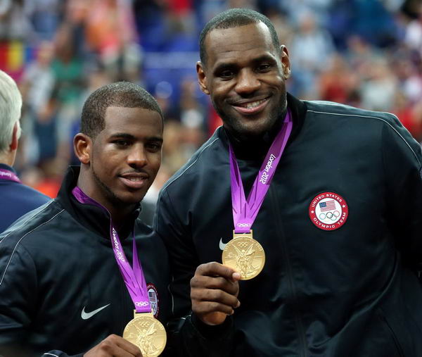 奥运图:男篮颁奖巨星狂欢 保罗与詹姆斯