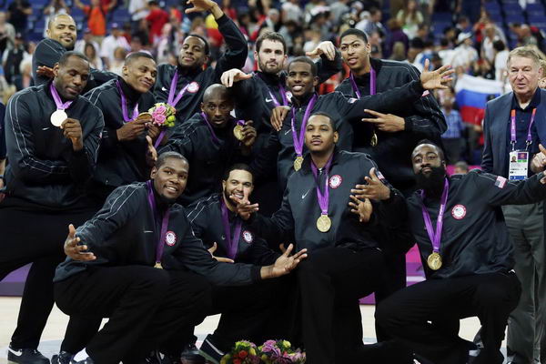 奥运图:男篮颁奖巨星狂欢 搞怪合影