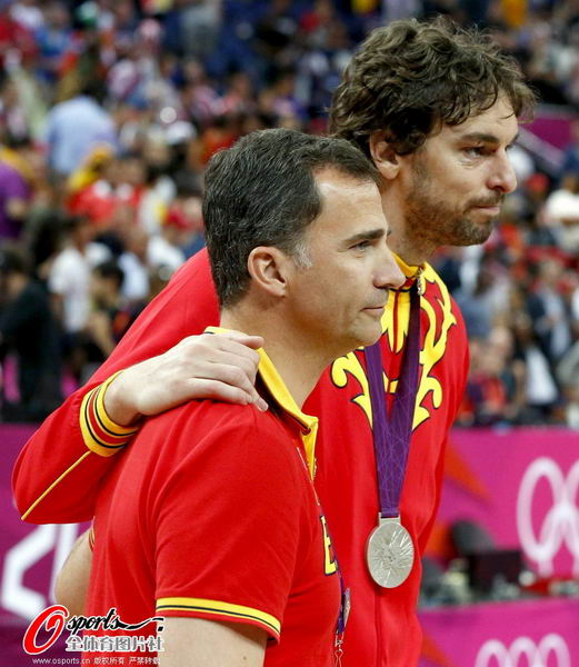 奥运图:男篮颁奖巨星狂欢 加索尔与教练