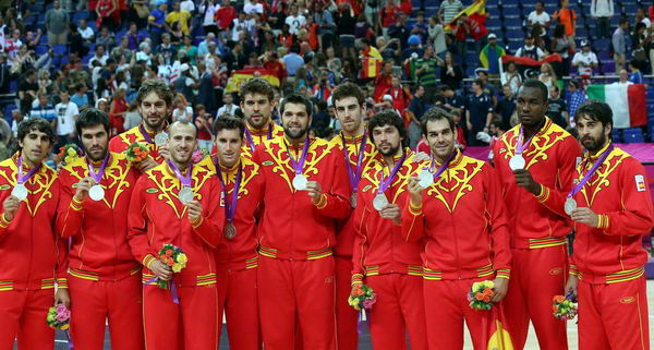 奥运图:男篮颁奖巨星狂欢 西班牙队获得亚军