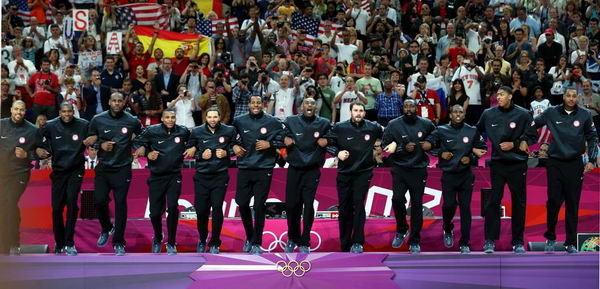 奥运图:男篮颁奖巨星狂欢 一起跳上领奖台