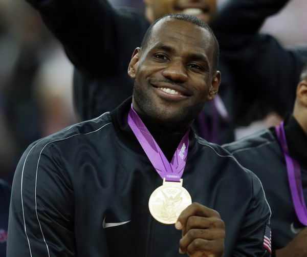 奥运图:男篮颁奖巨星狂欢 詹姆斯展示金牌