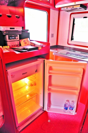 房车里配有冰箱等电器。