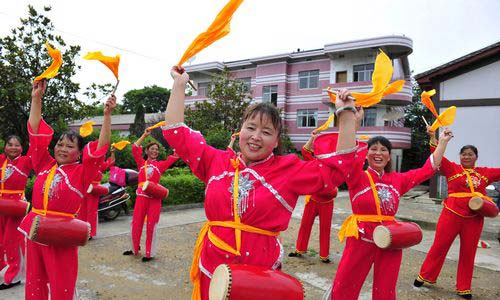 长沙市望城区丁字镇彩陶源村腰鼓队丰富了村民业余文化生活.