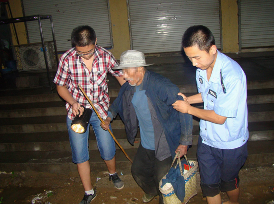 沂南:八旬老汉雨夜流落街头民警及时救援助回家(图)