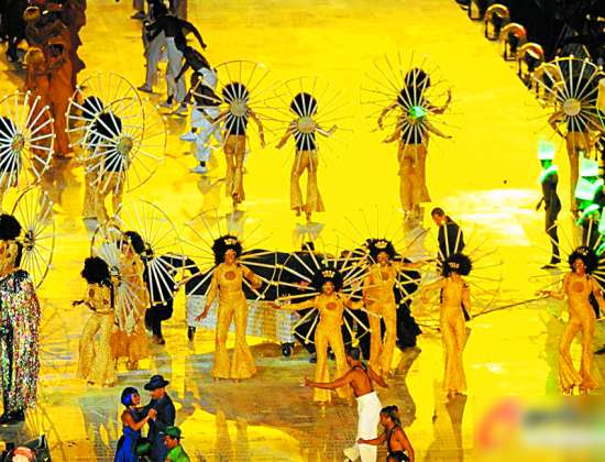 8月12日,第30届夏季奥林匹克运动会闭幕式在伦敦奥林匹克体育场举行。这是闭幕式上的焰火演出。 新华社发