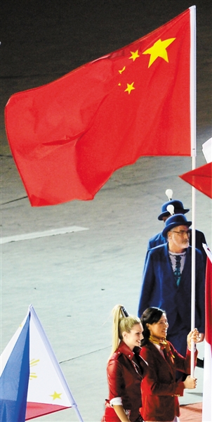徐莉佳(右下)在闭幕式上高举五星红旗入场.