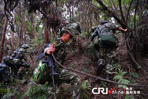 2012年8月11日，重庆，武警重庆总队调集兵力，进入歌乐山一带山脉，开始进山搜捕枪案疑犯(资料图)