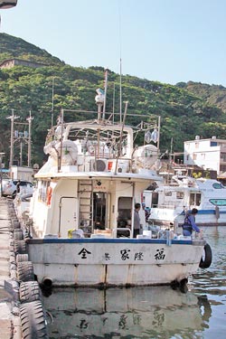 台港保钓人士今将会合齐赴钓鱼台宣示主权，但保钓船全家福号船长昨天仅表示要“出海捕鱼”。