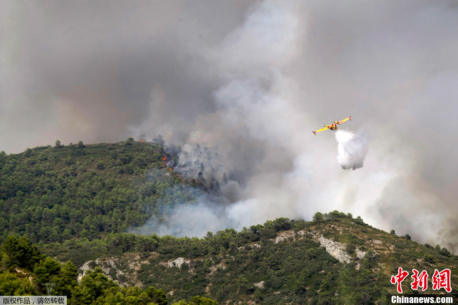 西班牙加那利群岛山火继续肆虐 1人死亡千人撤