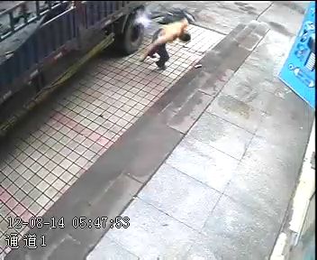 淄博一男子持刀割物流车轮胎 被冲翻在地