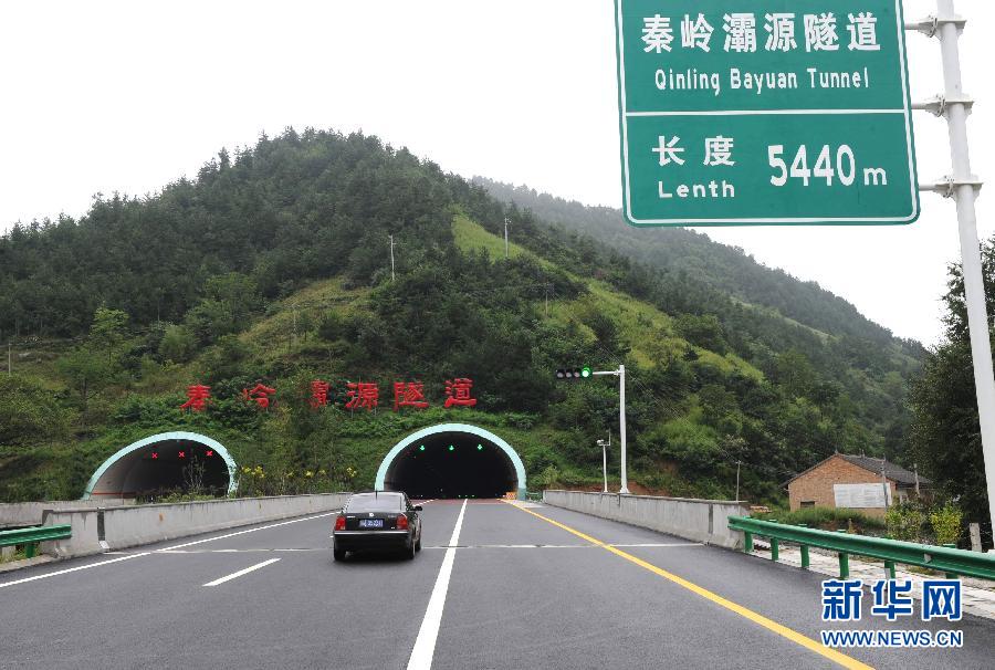 8月14日,一辆汽车将穿越西(安)商(州)高速公路5440米长的秦岭隧道.