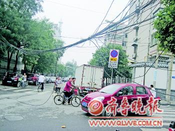 路交叉路口来回人口视频_交叉路口图片