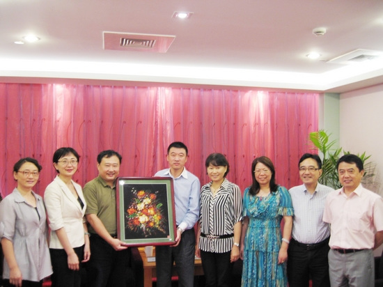 图为省侨联副巡视员,秘书长罗芳右四,马鞍山市副市长季翔左三与上海