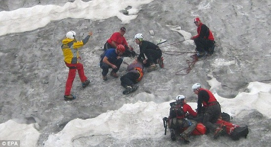 德国一名七旬老翁前往奥地利攀登3000多米的高山,不慎掉进冰川裂缝内