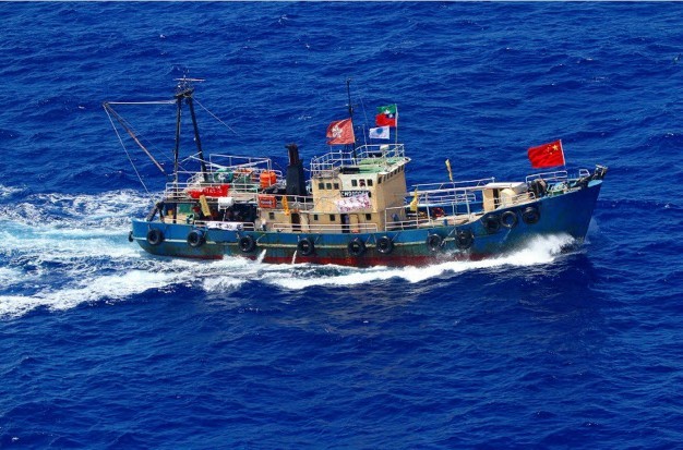 中国香港保钓船“启丰二号”在钓鱼岛海域航行，照片由日本海上保安厅提供。