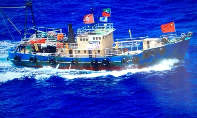 港媒称保钓船钓鱼岛搁浅 部分船员带国旗上岛