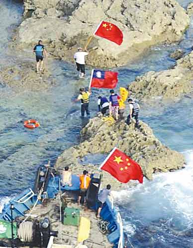 8月15日下午，香港保钓船“启丰二号”上的保钓人士成功登上钓鱼岛。