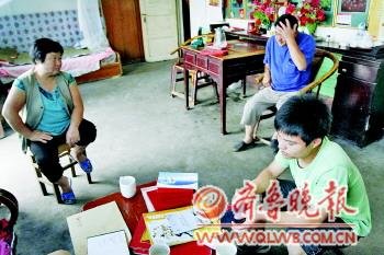 一家人为宋春彪的学费发愁。本报记者李军摄