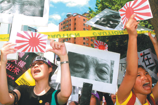 台湾保钓、声援慰安妇等团体近百人，昨天到日本交流协会抗议，要求日本停止侵占钓鱼岛，应记取侵略战争的下场。台湾《联合报》