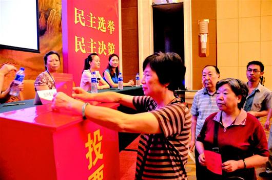 三峡晚报讯 昨日,万达社区居委会换届选举,选民积极投票.
