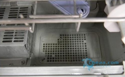 洗碗机的排污口,排出污水,过滤网用以过滤从餐具上冲刷下来的食物残渣