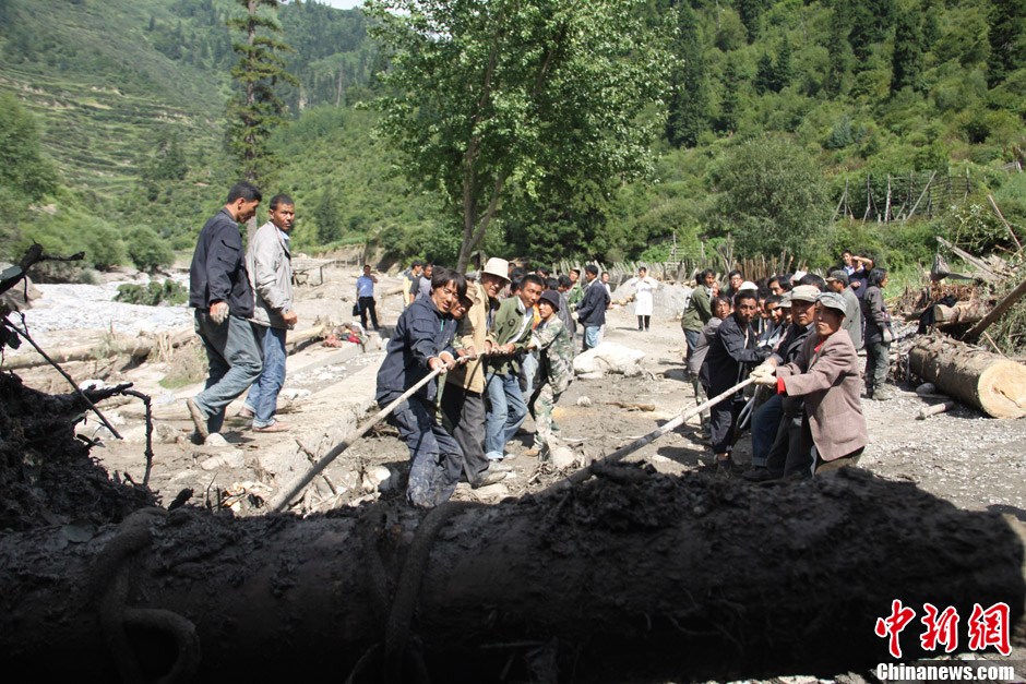 8月15日,遭遇山洪泥石流灾害的甘南藏族自治州迭部县卡坝乡尼欠村