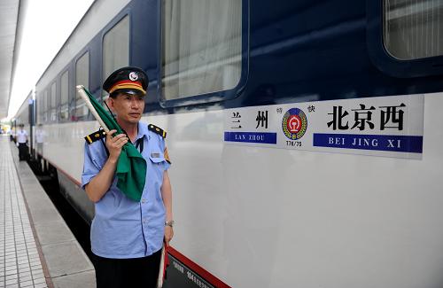 8月16日，T76/5次列车准备发车。新华社记者 高健钧 摄