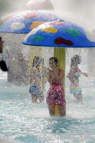 8月16日，人们在广西柳州市雀山公园水上大世界里消暑纳凉。新华社发（黎寒池 摄）