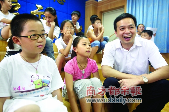 深圳团市委副书记黄晓鹏(右一)到红岭中学看望