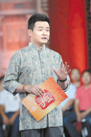 主持人李佳明