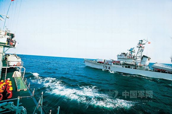 资料图：东海舰队某部组织海上综合演练。