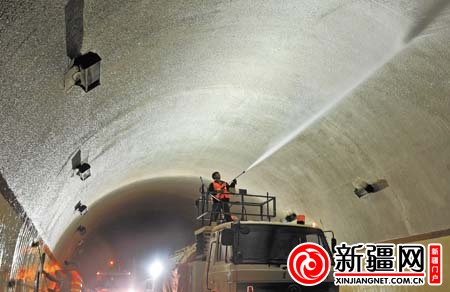 乌鲁木齐蜘蛛山隧道夜间"洗脸"忙(图)