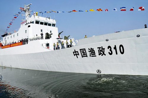 11月16日，装备有舰载直升机的中国渔政310船驶离广州码头。该渔政船的正式入列使用，标志着 我国渔政执法已从单一海上执法走向海空结合的立体执法时代
