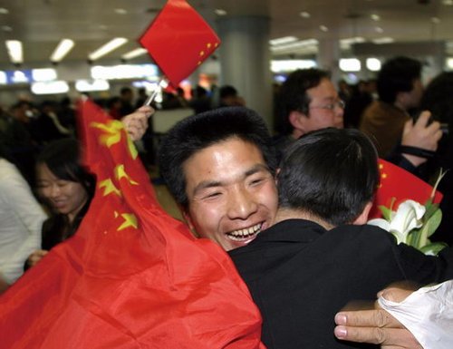 2004年3月28日晚，成功登上钓鱼岛的7名保钓人士到达北京首都机场