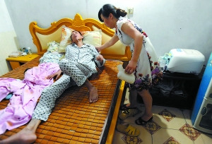 昨日,瘦骨嶙峋的侯吉福卧病在床,他半年多来生活不能自理,全靠妻子