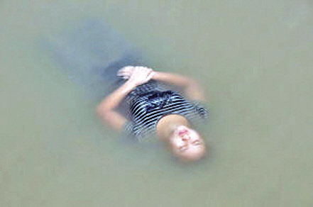 有人立即向派出所报警,称发现一具女尸,在河面躺了有半小时了.