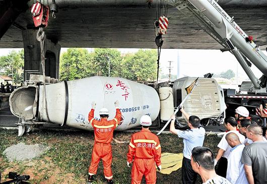 水泥罐车侧翻压住一名路人