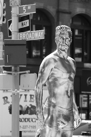 贝克汉姆内衣雕塑亮相纽约 其商业价值有增无