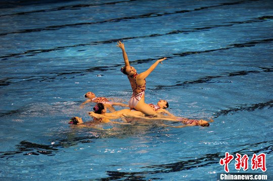 花样游泳队亮相中国国际泳装展(组图)