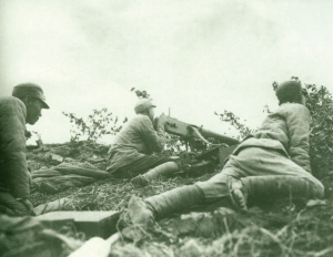 远征军脚穿草鞋的士兵,用重机枪向敌阵地射击.