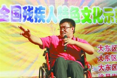 马长辉表演的评书小段惟妙惟肖,得到台下观众的阵阵掌声.