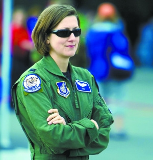 空军女飞行员首次单飞歼十 将成航天员储备力量(组图)