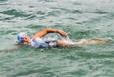 从古巴游泳到美国 62岁美国女性挑战极限[图]-