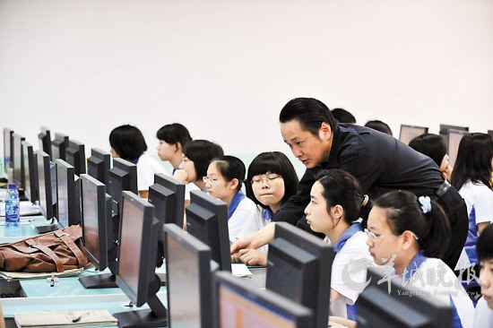 深圳一高中老师电脑室上语文课不看教材读原著