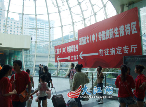 开学倒计时 南昌各大高校提前备战"迎新忙"(组图)图片